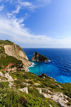 Rotswand aan zee op Griekenland (Griekenland) van Matthijs de Rooij