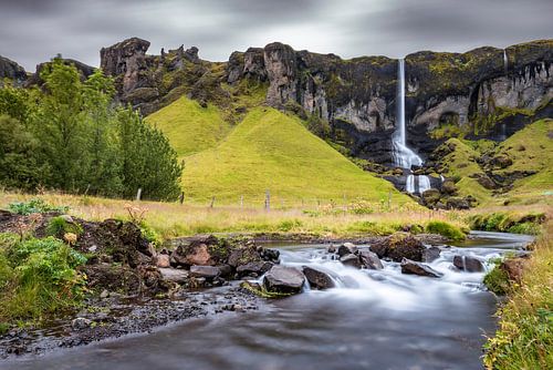 Chute d'eau dans un ruisseau en Islande avec une longue exposition