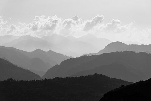 Zonsondergang in de Himalaya in zwart-wit