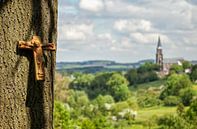 Vergezicht met boomkruis en Sint Martinuskerk van John Kreukniet thumbnail