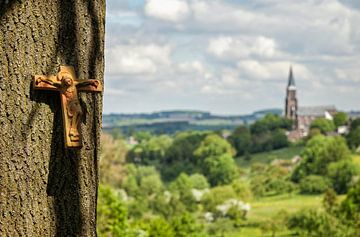 Vergezicht met boomkruis en Sint Martinuskerk van John Kreukniet