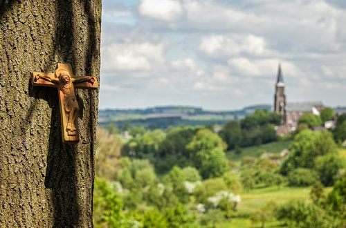 Vergezicht met boomkruis en Sint Martinuskerk