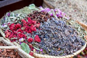 Kleurrijke gedroogde bloemen en kruiden te koop in een soek (markt) in Marrakesh, Marokko