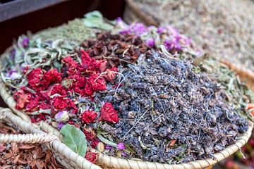 Bunte getrocknete Blumen und Kräuter zum Verkauf in einem Souk (Markt) in Marrakech, Marokko von WorldWidePhotoWeb