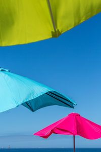 Zomerkleuren van parsollen aan zee