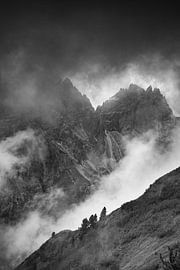 Berggipfel in Wolken, Dolomiten von Heiko Meier