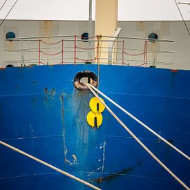 Der Bug eines Hochseeschiffs im Detail von scheepskijkerhavenfotografie