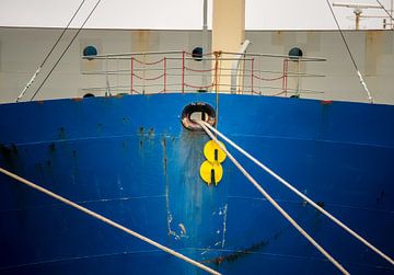 De boeg van een zeeschip in detail van scheepskijkerhavenfotografie