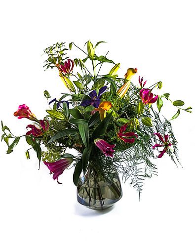 Boeket fleurige bloemen in een glazen vaas