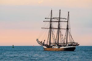 Sailing ship on the Baltic Sea sur Rico Ködder