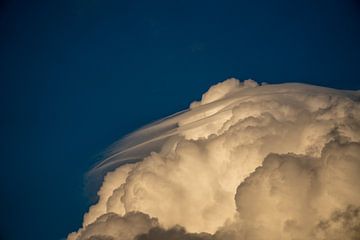Cumulus wolken in de blauwe lucht van chamois huntress