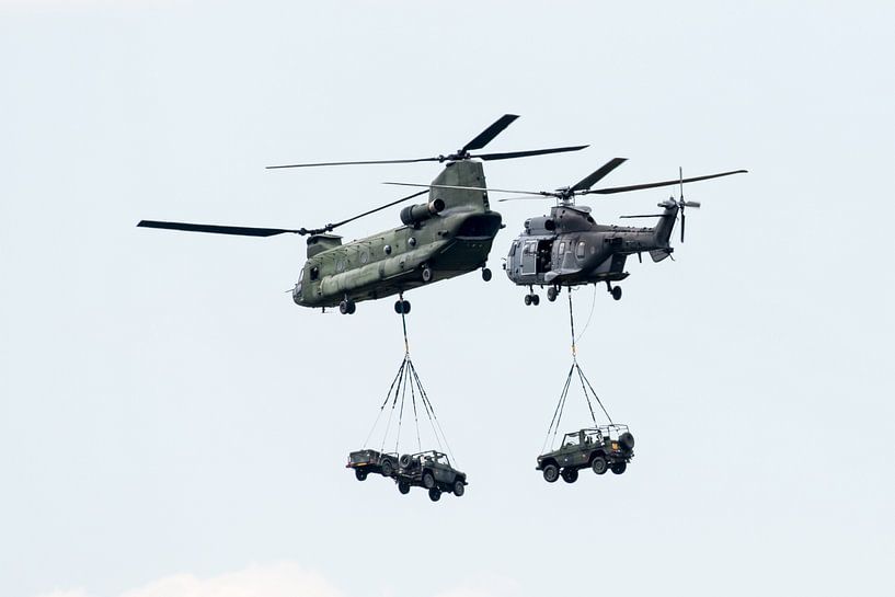 Chinook en Cougar met externe ladingen van Wim Stolwerk