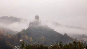 Reichsburg Cochem im Nebel