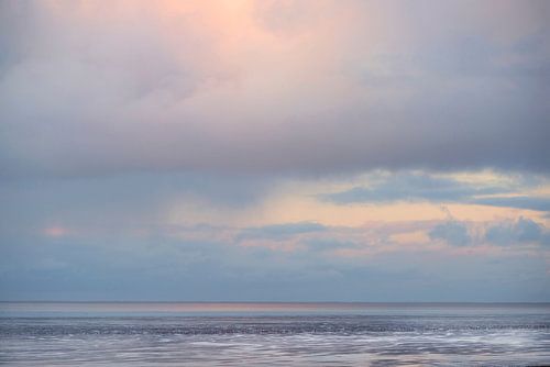 Wolken  boven Waddenzee bij Westhoek tijdens laag water