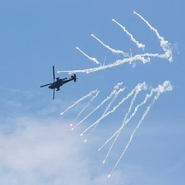 Apache shoots flares by André Dorst