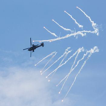Apache schießt Fackeln