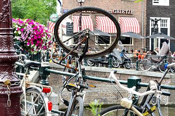 amsterdamse kade met geparkeerde fietsen van Petra De Jonge