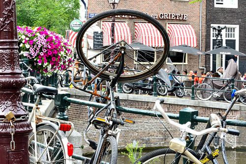 amsterdamse kade met geparkeerde fietsen