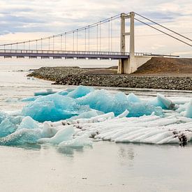 Brug over een rivier met ijsschotsen in IJsland bij het Jökulsárlón meer van Hein Fleuren