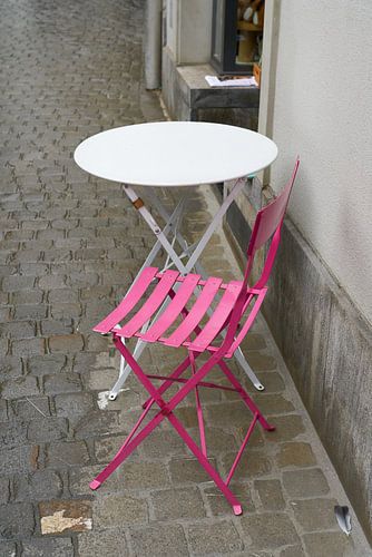 Tisch und Stuhl vor einem Geschäft von Heiko Kueverling