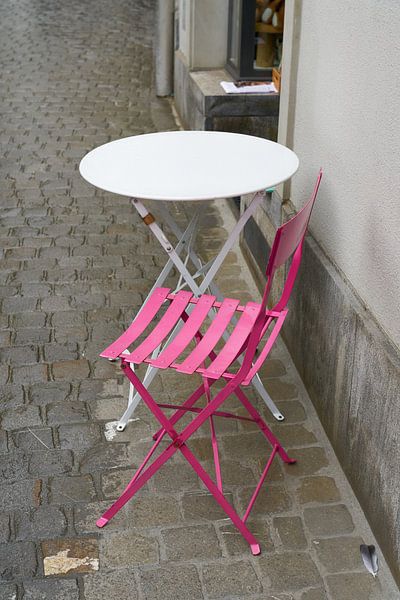 Tisch und Stuhl vor einem Geschäft von Heiko Kueverling