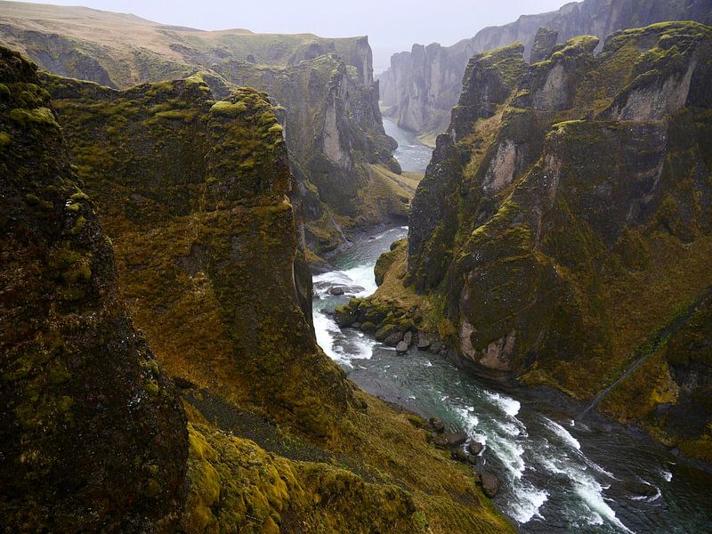 A look at the Fjaðrárgljúfur gorge by Judith van Wijk
