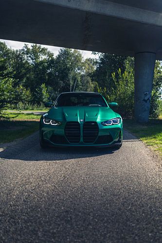 Groene BMW M3 G80 in een rustgevende, bosrijke omgeving