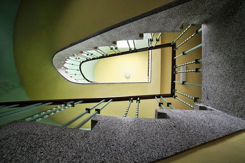 Urbex spiraal trap met kleur.