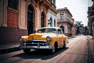 klassieke gele oldtimer in een straat in Cuba