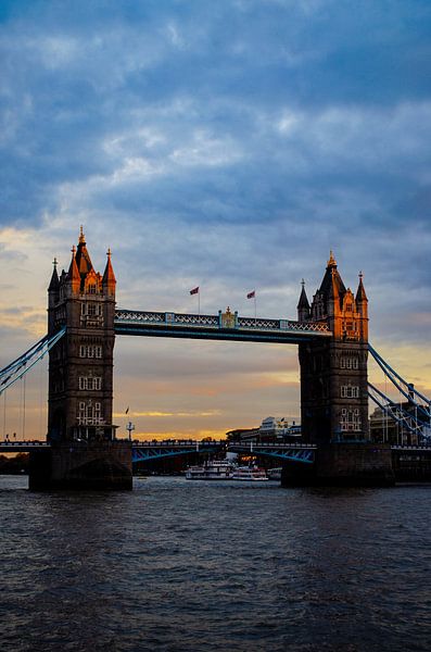 Tower Bridge by Hello Pompoyo