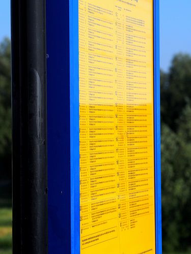 Bord met Reisinformatie op het Station