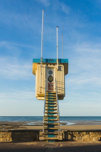Rettungsschwimmerhäuschen in der Nähe des Sword Beach, Lion-sur-Mer, Normandie von Paul van Putten