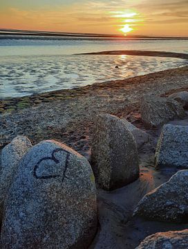 Hart op steen met romantische zonsondergang aan zee van Michael Godlewski
