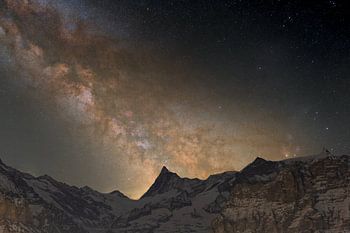 Die Sommermilchstrasse über dem Finsteraarhorn auf der Bussalp