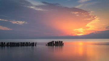 Zonsondergang aan het IJsselmeer bij Hindeloopen Friesland van Marga Vroom
