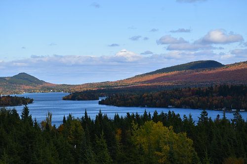 Het meer Trois-Saumons in de herfst