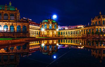 In de avond in de stad met verlichting en reflectie. van Mustafa Kurnaz