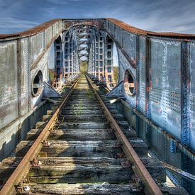 Un pont ferroviaire en ruine sur Erik Borst