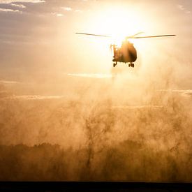 Un hélicoptère Cougar traverse le soleil sur Aron van Oort