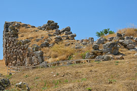 Ruïnes van een Myceense vesting in Tiryns, Griekenland van Tomherkules