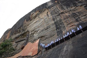 Face de la falaise de Sigiriya avec des touristes, Sri Lanka sur Jan Fritz