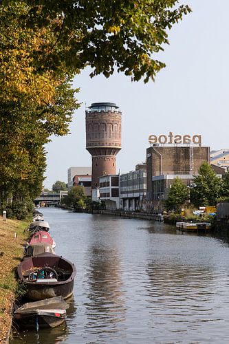 Watertoren Heuveloord in Utrecht met daarvoor de voormalige Pastoe fabriek aan de Vaartsche Rijn.