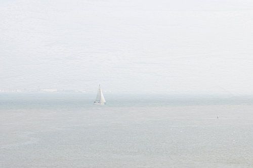 Zeilboot bij Vlissingen minimalisme van Marianne van der Zee