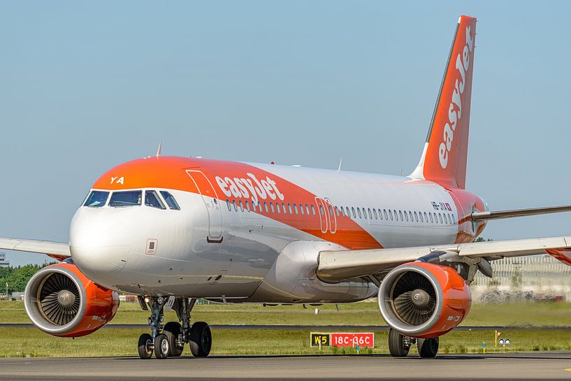 Taxi de l'Airbus A320-200 d'easyJet Switzerland. par Jaap van den Berg
