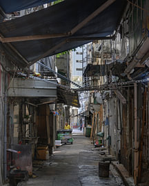 Verwitterte Gasse mit Vordächern in Hongkong
