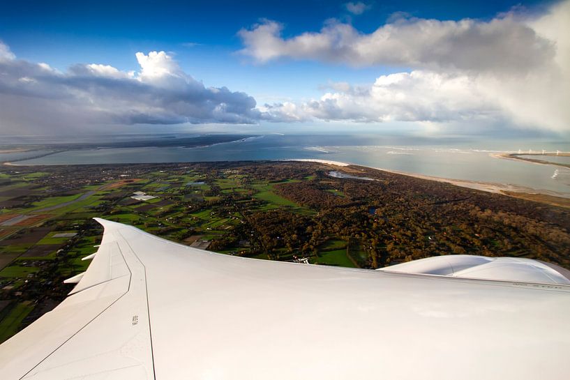 Laag vliegende Boeing 787-9 Dreamliner van KLM, over Zeeland van Jeffrey Schaefer