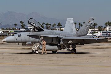 Een piloot van een F/A-18C Hornet van VMFAT 101 maakt zich gereed om te vertrekken vanaf Long Beach  van Jaap van den Berg
