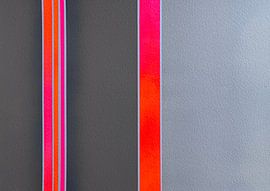 Rhythm – Abstrakter Kunstdruck mit Neonstreifen in Grau, Fuchsia und Orange von HouseHeart