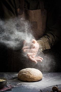 Un boulanger atomise de la farine