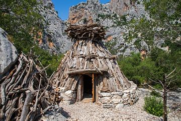 Houten huis Nuraghi van  Sardinië van Ton Tolboom